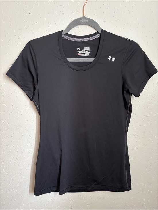 Under Armour Tops - 5/$25 🌞 Fitted under armour shirt